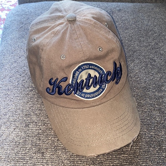 Distressed cap - Picture 2 of 5